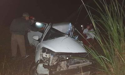 Ô tô con đấu đầu xe tải ở dốc Ba Cô, tài xế chết kẹt trong cabin