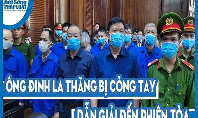 Video: Ông Đinh La Thăng bị còng tay, dẫn giải đến phiên tòa