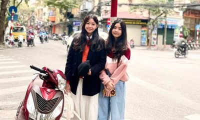 2 công chúa nhà MC Quyền Linh tạo dáng giữa phố phường Hà Nội, ngoại hình nổi bật khiến ai cũng trầm trồ