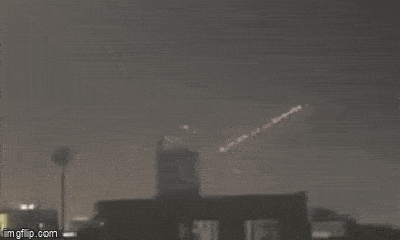 Video: Bầu trời Baghdad rực sáng trong đêm khi Đại sứ quán Mỹ tại Iraq hứng mưa rocket 