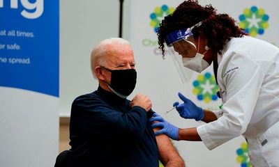 Được tiêm vaccine COVID-19, ông Biden không quên ca ngợi ông Trump