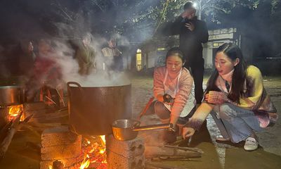 Hoa hậu Lương Thùy Linh nhóm bếp củi giữa núi rừng, nấu 2.000 bát phở cho trẻ em miền tây xứ Nghệ