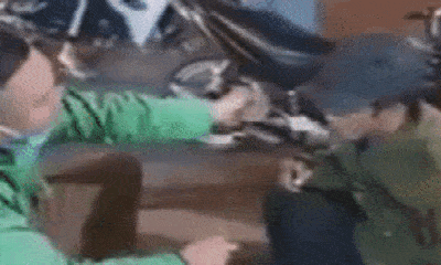 Video: Tài xế Grab bón từng miếng bún cho người đàn ông lang thang giữa giá rét Hà Nội