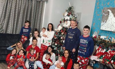 Gia đình có 22 người con chụp hình Giáng sinh gây sốt
