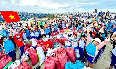 Hơn 8.600 người tham gia dọn sạch rác thải trên bờ biển Ninh Thuận