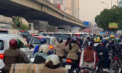 Chùm ảnh: Đường phố Hà Nội ùn tắc, người dân ồ ạt về quê nghỉ Tết Dương lịch 