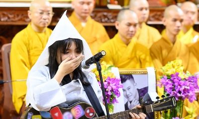 Con gái Vân Quang Long bật khóc khi hát tiễn biệt cha
