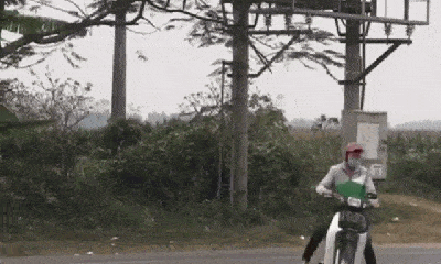 Video: Nam thanh niên đi xe máy 