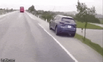 Video: Tài xế ngủ gật, đâm ô tô vào hàng loạt cột mốc