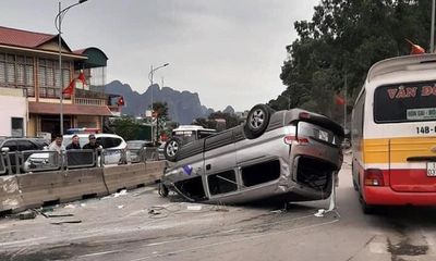 Quảng Ninh: Ô tô mất lái lao vào dải phân cách, lật ngửa giữa đường
