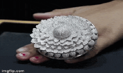 Video: Choáng ngợp với chiếc nhẫn với 12.638 viên kim cương lấp lánh