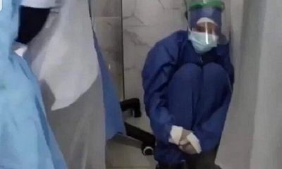 Video: Xót xa nữ y tá ngồi thẫn thờ nhìn bệnh nhân nhiễm COVID-19 trút hơi thở cuối cùng