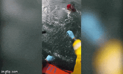 Tuyệt vọng vì bị cuốn ra giữa biển, thiếu niên 17 tuổi may mắn thoát chết nhờ vật dụng không ngờ tới