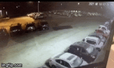 Video: Xe Audi mất lái, lao như tên bắn, cày nát hàng chục nóc ô tô