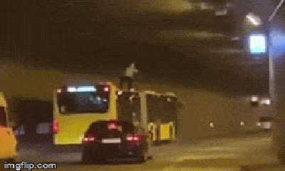 Video: Thót tim chứng kiến nam thanh niên trèo lên nóc xe khách đang chạy để nhún nhảy