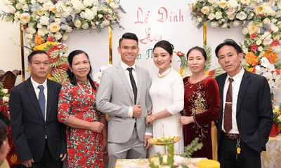 Hậu vệ Phạm Xuân Mạnh và bạn gái tổ chức lễ đính hôn 