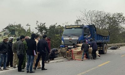 Quảng Bình: Xe máy bị cuốn vào gầm xe tải, hai bố con tử vong tại chỗ 