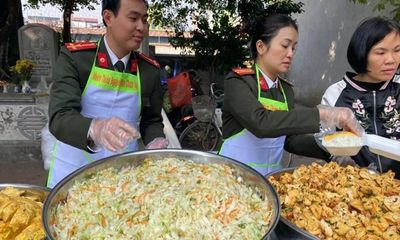 Việc tốt quanh ta - Ấm tình bữa cơm thiện nguyện tại bệnh viện K Tân Triều