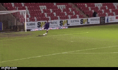 Video: Vỡ òa khoảnh khắc nam thủ môn lập bàn thắng từ khoảng cách gần 100m