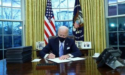 Ông Biden ký loạt sắc lệnh mới đảo ngược các chính sách của ông Trump ngay sau khi nhậm chức