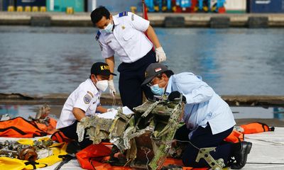 Máy bay Indonesia chở 62 người rơi xuống biển: Tiết lộ nguyên nhân