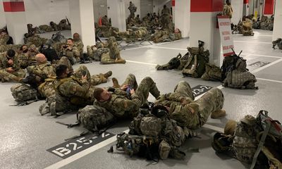 Vệ binh quốc gia Mỹ nằm ngủ trong hầm để xe của toà nhà Quốc hội sau khi kết thúc nhiệm vụ