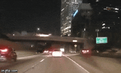 Video: Kinh hoàng chiếc Mercedes tóe lửa, bay khỏi cầu vượt xuống đường