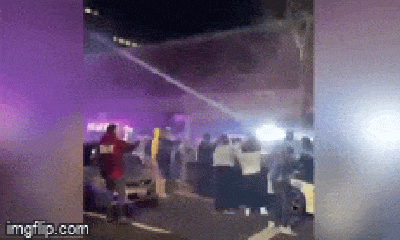 Video: Bị bao vây, cảnh sát Mỹ lao xe thẳng vào đám đông và cán qua một người để chạy thoát