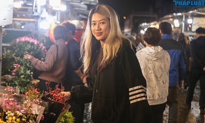Dù còn cả chục ngày nữa mới đến Tết, chợ hoa lớn nhất Hà Nội đã tấp nập khách mua