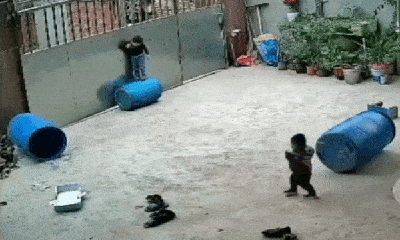 Video: Hãi hùng khoảnh khắc bé trai 3 tuổi bị dây thừng siết cổ khi chơi trong vườn nhà