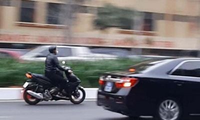 Xử phạt nam thanh niên lái xe máy tốc độ cao lao theo đoàn xe phục vụ Đại hội Đảng XIII
