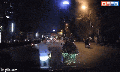 Video: Thấy người lạ làm đổ chậu quất giữa đường, tài xế mang vật đặc biệt ra giúp