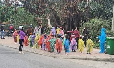 Hải Dương: 75 học sinh mầm non mặc áo mưa đi cách ly tập trung 