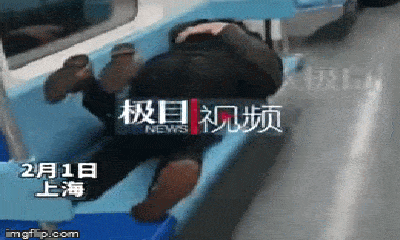 Video: Phản cảm trước cặp đôi chiếm trọn hàng ghế trên tàu điện ngầm để nằm ôm nhau