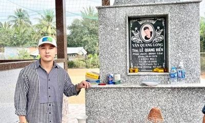 Vợ chồng Ưng Hoàng Phúc đến viếng mộ Vân Quang Long sau 1 tháng cố ca sĩ qua đời 