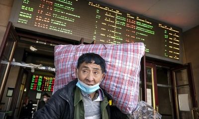Trung Quốc tăng phúc lợi giữ người lao động không về quê ăn Tết, nhà ga, sân bay vắng hoe