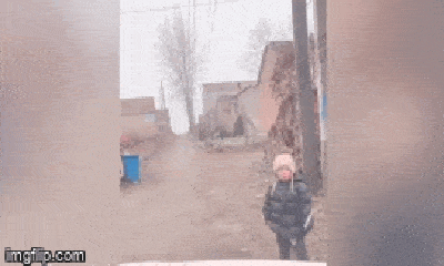 Video: Xúc động cậu bé 2 tuổi đứng ở cổng làng trong giá rét chờ đón bố mẹ về quê ăn Tết