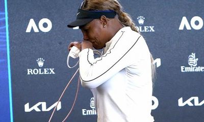 Serena Williams bật khóc trong phòng họp báo sau thất bại ở Australia Open