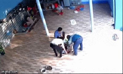 Video: 2 người đàn ông ngã úp mặt vào mâm cỗ, cả gia đình suýt mất bữa ăn 