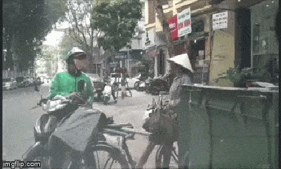Việc tốt quanh ta - Video: Thấy cô đồng nát bới vỏ lon trong thùng rác, tài xế Grab có hành động bất ngờ