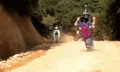 Video: Nam thanh niên bốc đầu xe máy va chạm với người đi đường