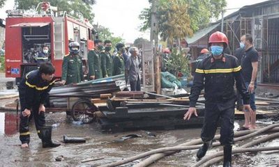 Thái Bình: Kho xưởng chế biến gỗ cháy lớn, khói bốc cao hàng chục mét