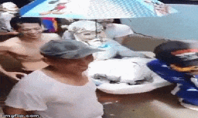 Video: Vượt lũ, cô dâu được rước về dinh bằng chậu tắm trẻ em