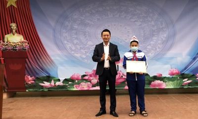 Việc tốt quanh ta - Quảng Trị: Tuyên dương học sinh lớp 6 nhặt được ví tiền, đem trả lại người đánh mất
