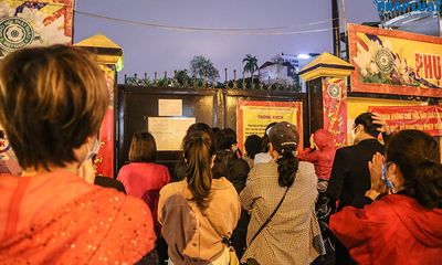 Người dân vái vọng, dùng điện thoại theo dõi lễ cầu an online tại chùa Phúc Khánh 