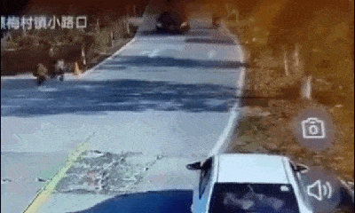 Video: Pha đánh lái xuất thần của tài xế, giúp bé trai thoát chết trong gang tấc