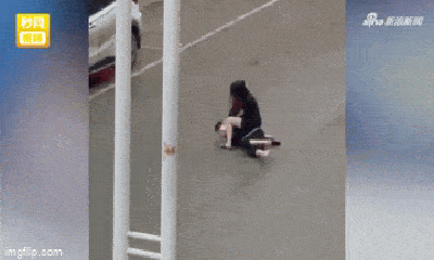 Video: Ngỡ ngàng khoảnh khắc chàng trai bị bạn gái “đè” ra giữa đường, vả bôm bốp vào mặt