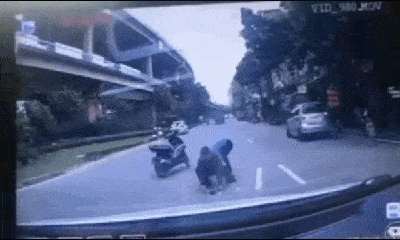 Video: 3 người đàn ông lao ra giữa đường nhặt tiền rơi