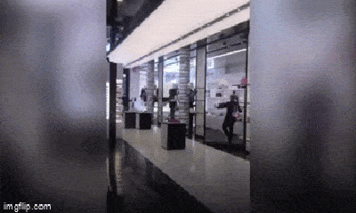 Video: Nhóm người đem vũ trang xông vào cướp cửa hiệu Chanel, nhân viên chỉ biết đứng nhìn