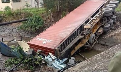 Quảng Ninh: Xe container mất lái lao xuống mương nước, tài xế tử vong 